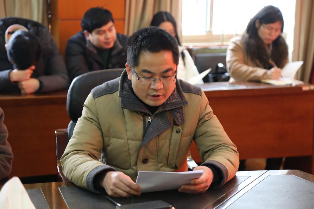 胡锦湘同志宣读《选举办法》
